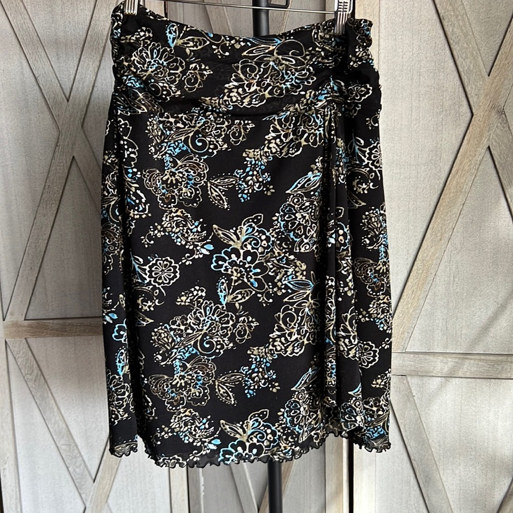 NINE & CO. Black knee length midi floral skirt with slip. Black /teal/green Sz M